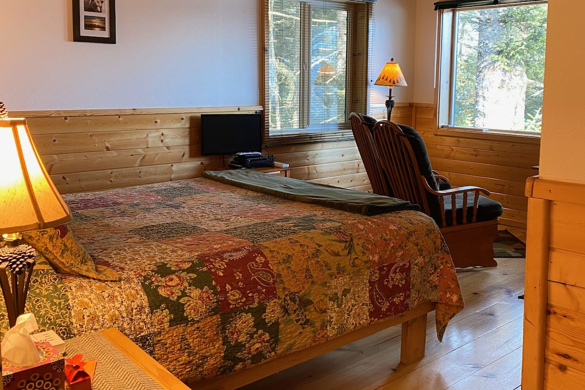 Deluxe Room, 1 Queen Bed, Kitchenette, Mountain View (Heron View 2nd Floor) ALL GUESTS MUST REGISTER | Premium bedding, individually decorated, individually furnished