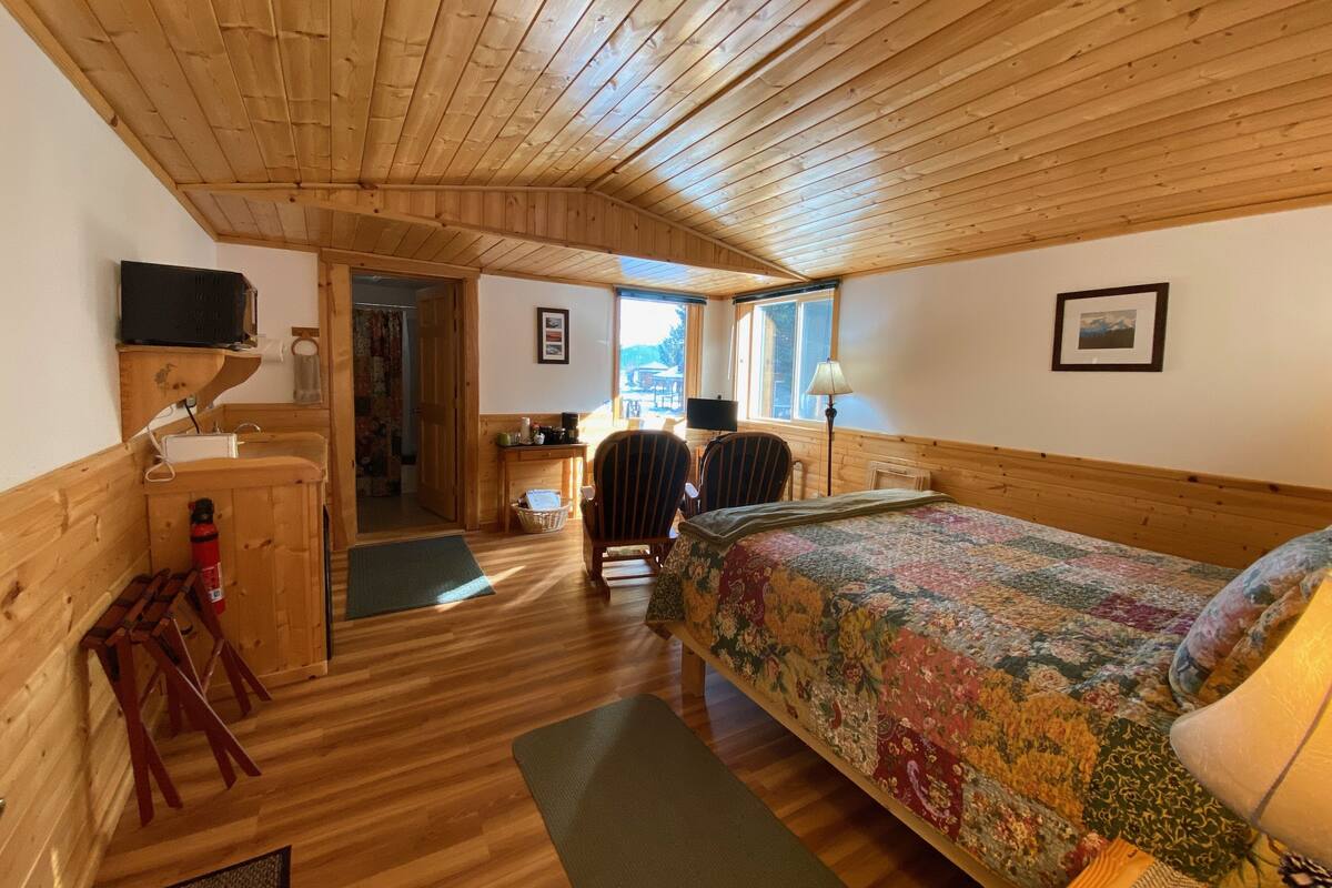 Deluxe Room, 1 Queen Bed, Kitchenette, Mountain View (View Nest 1st Floor) ALL GUESTS MUST REGISTER | Premium bedding, individually decorated, individually furnished