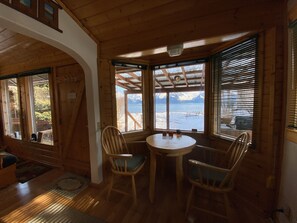 Deluxe Cabin, 1 Queen Bed, Kitchenette, Beach View (Wing Cabin) ALL GUESTS MUST REGISTER | 私人廚房 | 迷你雪櫃、微波爐、咖啡機/沖茶器、多士爐