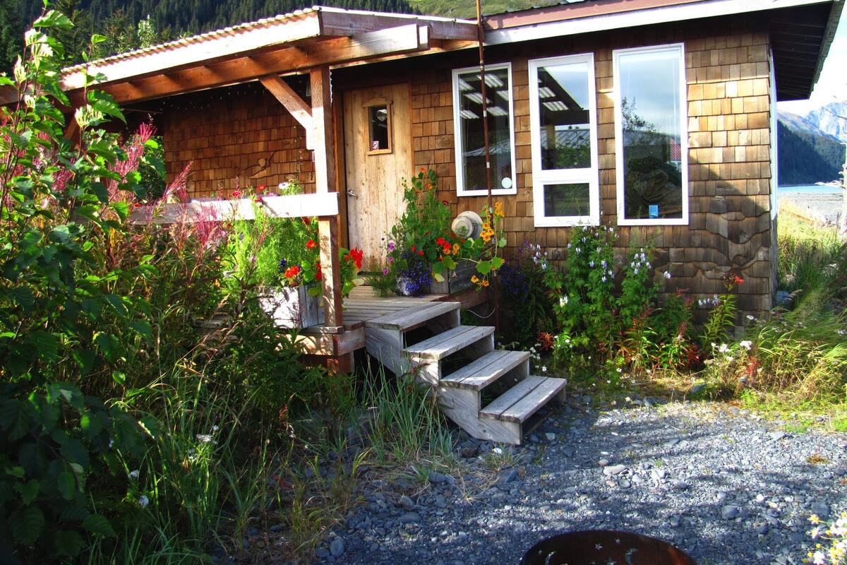 Comfort Cabin, 1 Queen Bed, Kitchenette, Beach View (Gatehouse Cabin) ALL GUESTS MUST REGISTER | Terrace/patio