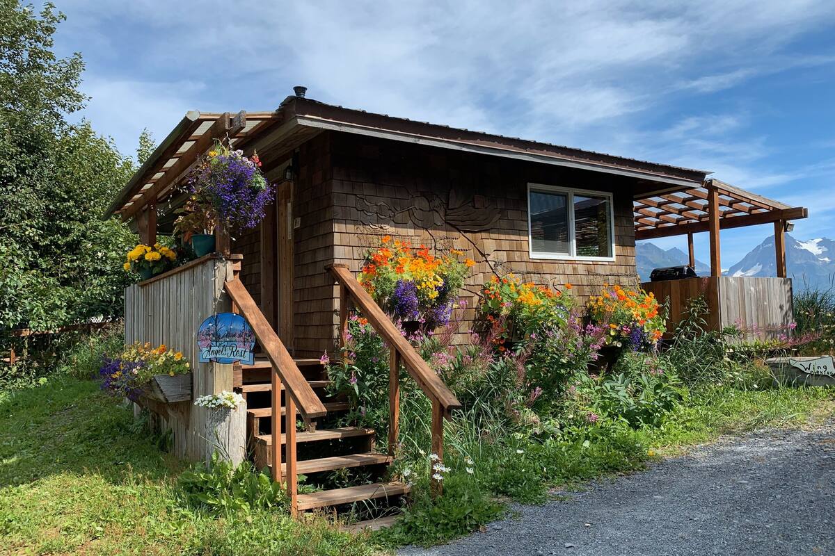 Deluxe Cabin, 1 Queen Bed, Kitchenette, Beach View (Wing Cabin) ALL GUESTS MUST REGISTER | Premium bedding, individually decorated, individually furnished