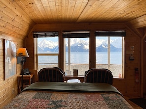 Premium bedding, individually decorated, individually furnished - Angels Rest on Resurrection Bay LLC (Seward)