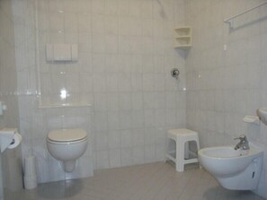 A bathroom with a toilet, bidet, and sink. - Hotel Massimo (Riccione)