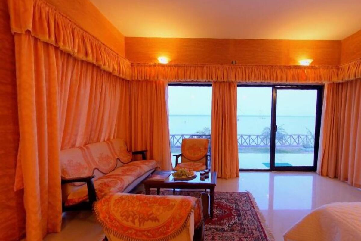 Honeymoon Suite (Lake View) | 1 bedroom, premium bedding, desk, iron/ironing board
