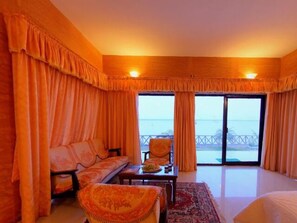 Honeymoon Suite (Lake View) | 1 bedroom, premium bedding, desk, iron/ironing board