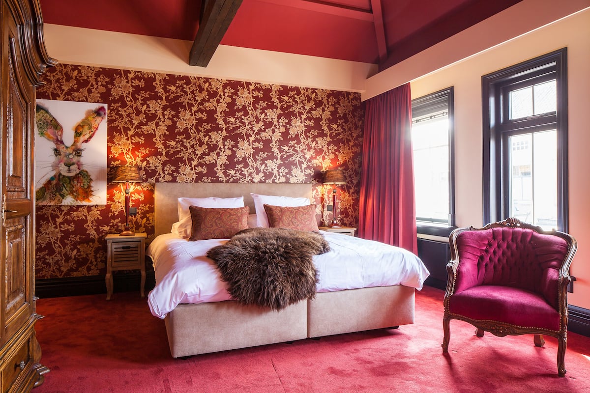 Deluxe Room, 1 King Bed, City View (Country Room) | Premium bedding, minibar, in-room safe, blackout drapes