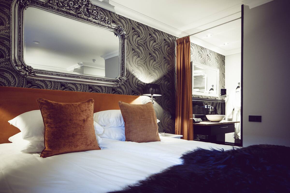 deluxe room, 1 king bed, ensuite (music room) | premium bedding, minibar, in-room safe, individually decorated