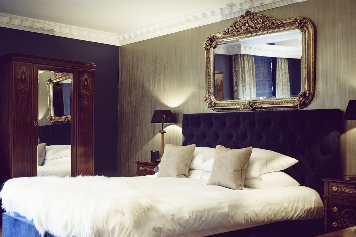 Deluxe kamer, 1 kingsize bed, uitzicht op stad (King's Room) | 1 slaapkamer, luxe beddengoed, een minibar, een kluis op de kamer