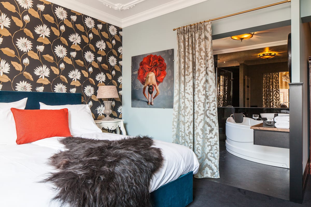 Deluxe Room, 1 King Bed, Jetted Tub (Flower Room) | Premium bedding, minibar, in-room safe, blackout drapes