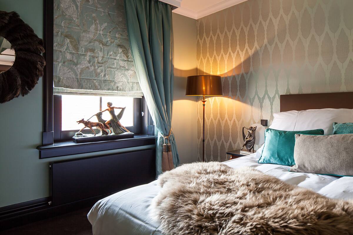 deluxe room, 1 king bed, city view, courtyard area (art deco room) | premium bedding, minibar, in-room safe, individually decorated