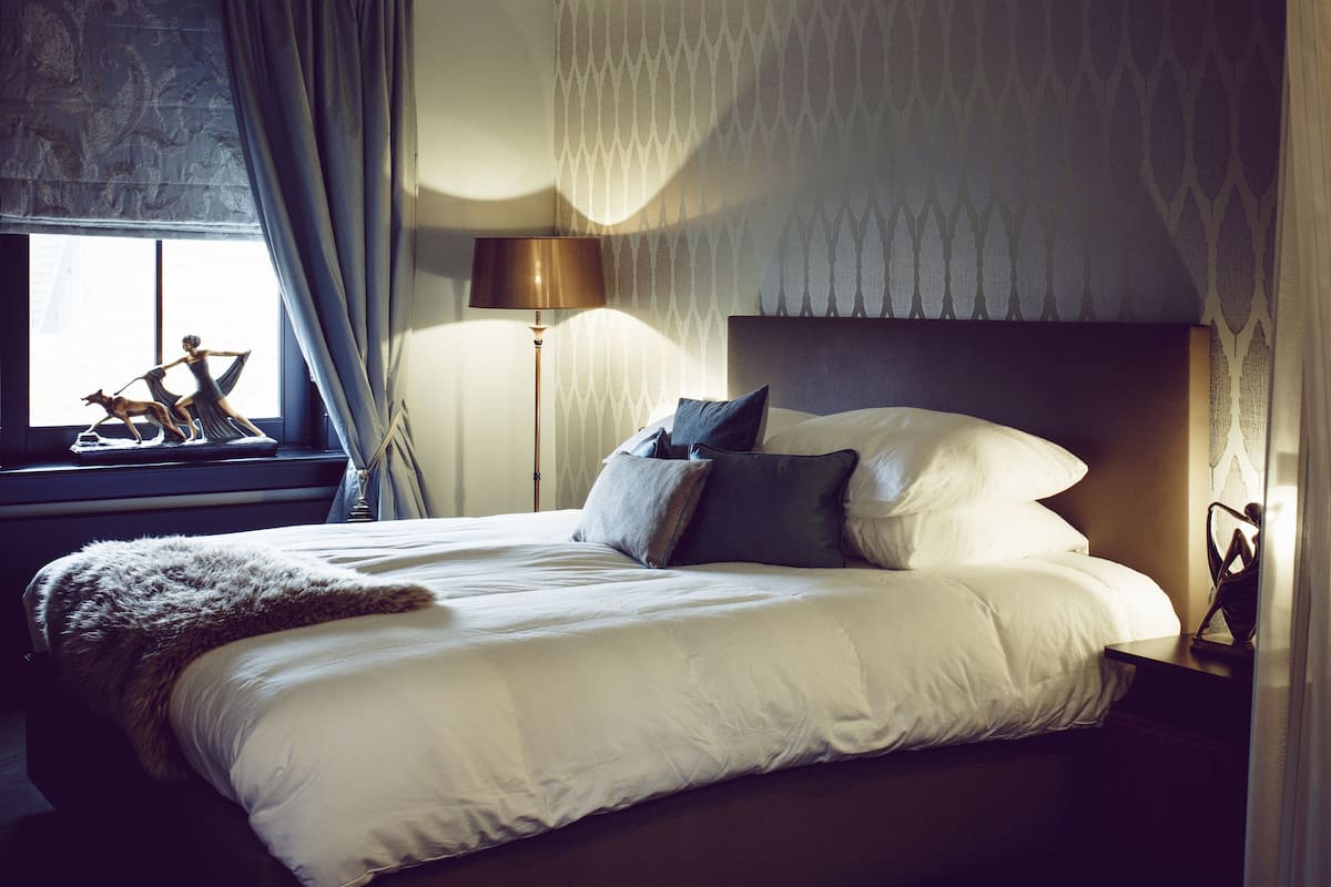 deluxe room, 1 king bed, city view, courtyard area (art deco room) | premium bedding, minibar, in-room safe, individually decorated