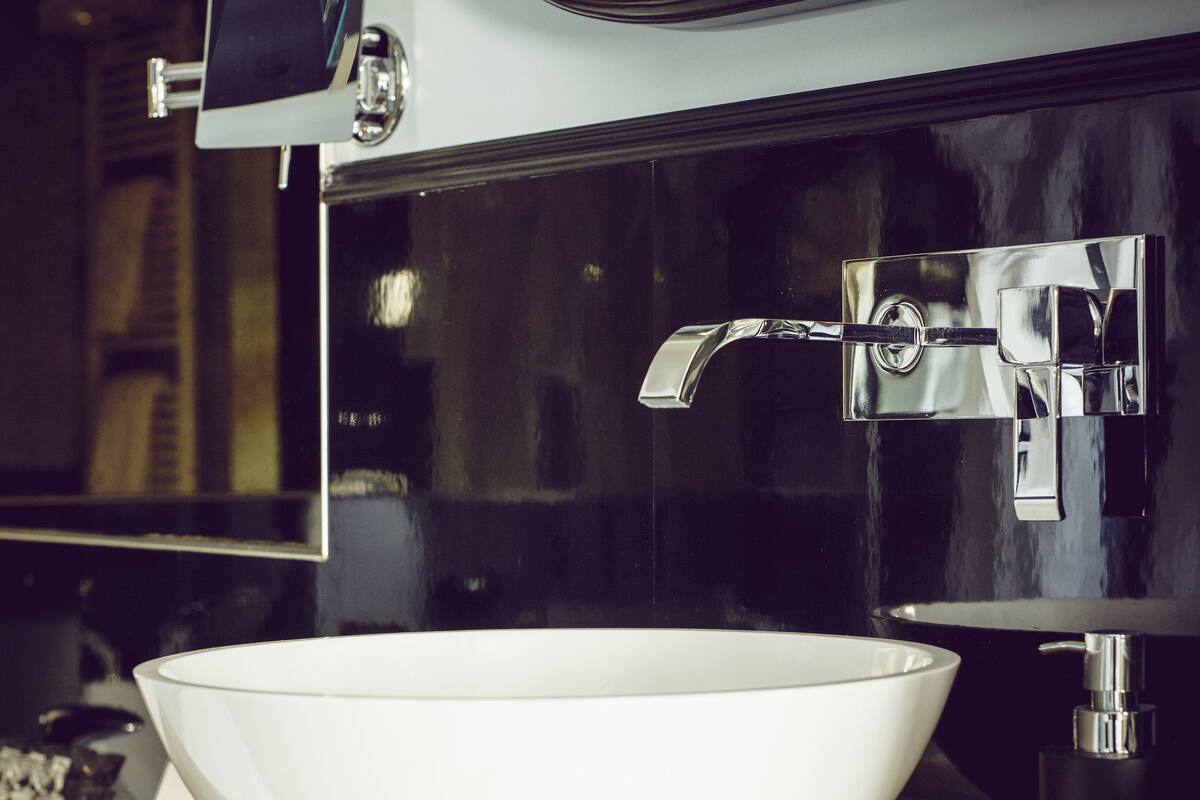 deluxe room, 1 king bed, jetted tub (flower room) | bathroom | shower, rainfall showerhead, designer toiletries, hair dryer