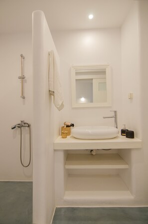 Habitación cuádruple superior, 1 habitación | Baño | Regadera, secadora de cabello, toallas 