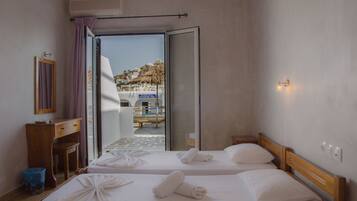 Triple Room | Laptop workspace, iron/ironing board, bed sheets