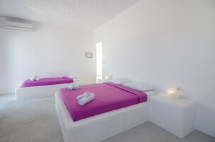 Espacio para trabajar con laptop y tabla de planchar con plancha 