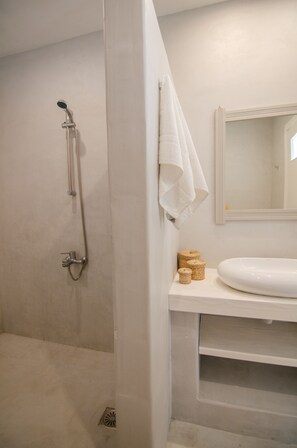 Departamento tradicional, 1 habitación, vista a la ciudad | Regadera en el baño