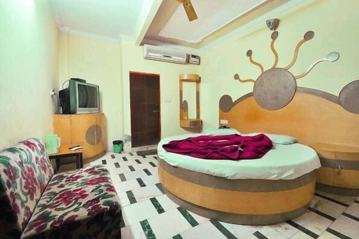 Desk, soundproofing, WiFi (free), bed sheets