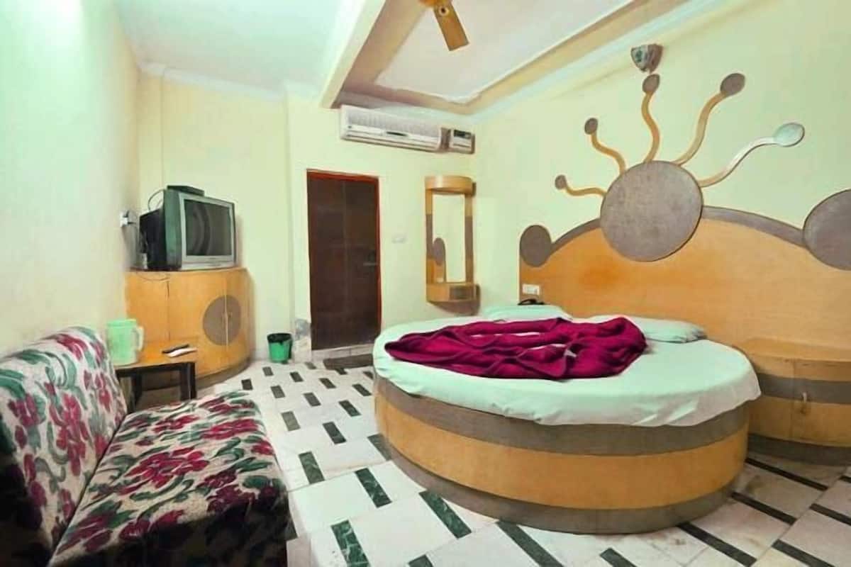 Desk, soundproofing, free WiFi, bed sheets