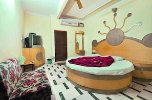 Desk, soundproofing, free WiFi, bed sheets
