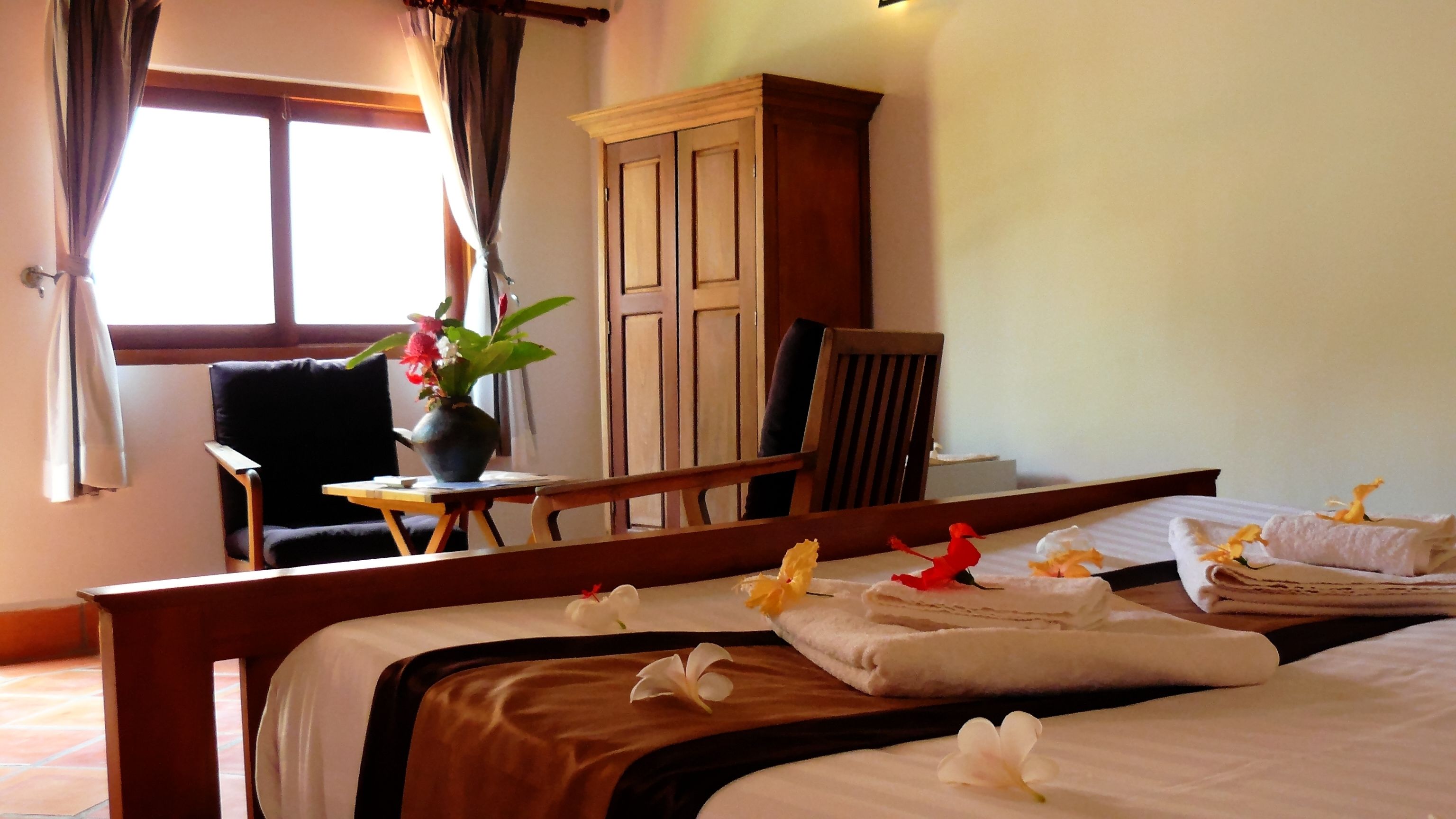 bungalow double thatched roof | minibar, individually decorated, desk, free wifi