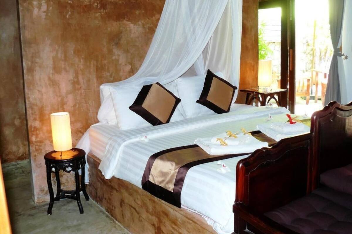 Minibar, decoración personalizada, escritorio y wifi gratis