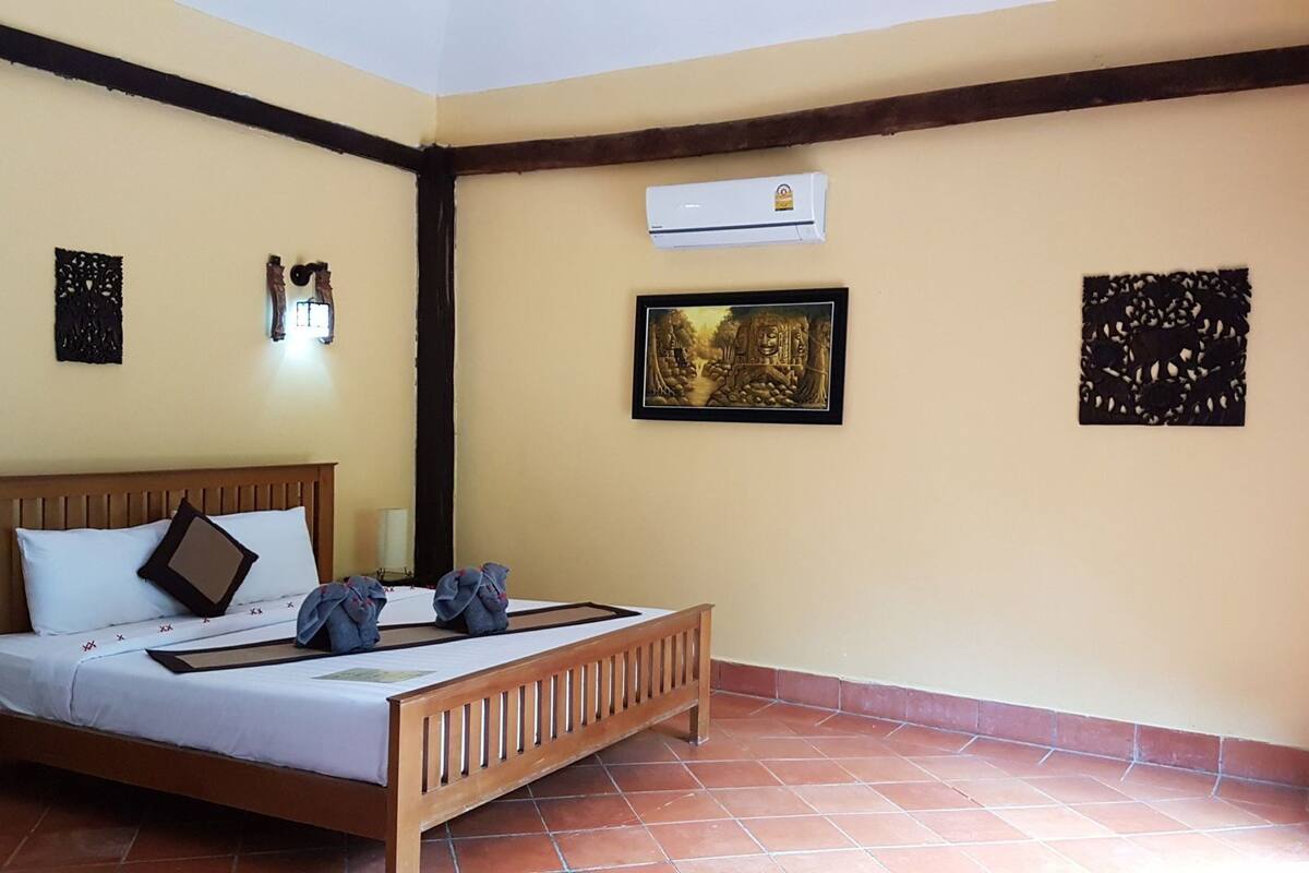 Minibar, decoración personalizada, escritorio y wifi gratis