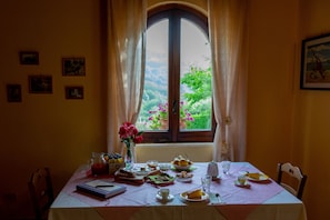 Daily local cuisine breakfast (EUR 7.50 per person) - Country House Villa Nigro (Laureana Cilento)
