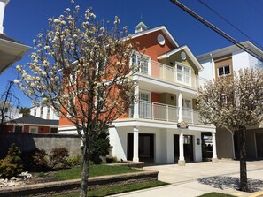 Deluxe Suite, 2 Bedrooms, Kitchen | Front of property