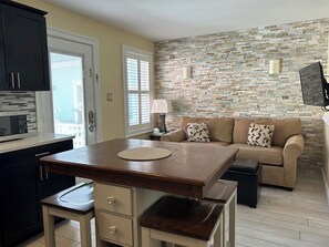 华丽平房, 2 间卧室, 厨房 | 起居区 | 42-英寸LED 电视（配备有线频道）