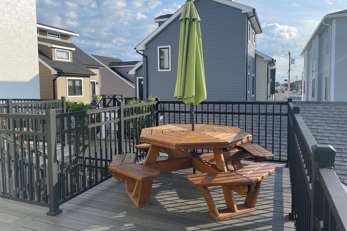 Deluxe Apartment, 2 Bedrooms, Non Smoking, 2 Bathrooms | 1 bedroom, individually decorated, free WiFi, bed sheets