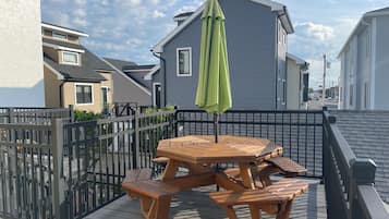 Deluxe-Apartment, 2 Schlafzimmer, Nichtraucher, 2 Bäder | 1 Schlafzimmer, individuell dekoriert, kostenloses WLAN, Bettwäsche