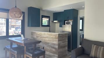 Signature Bungalow, 2 Bedrooms, Kitchen, Pool View | In-room dining