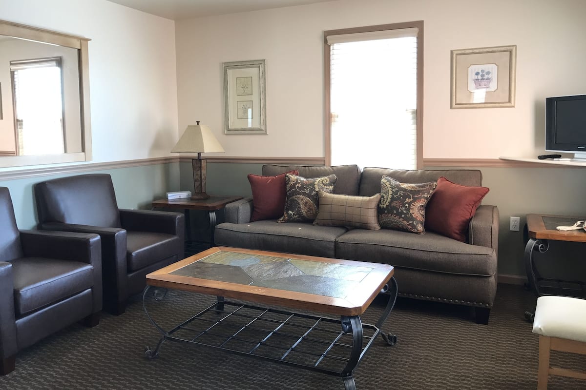 Deluxe Suite, 2 Bedrooms, Kitchen | Living room | 42-inch LED TV with cable channels