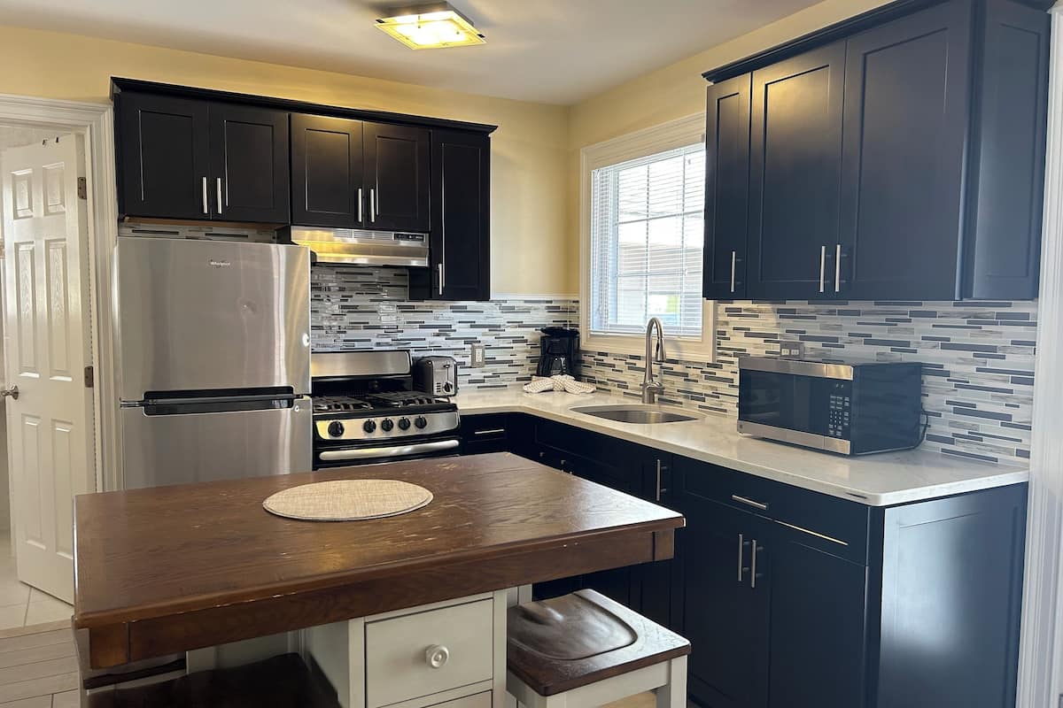 Deluxe Bungalow, 2 Bedrooms, Kitchen | Private kitchen | Full-sized fridge, microwave, stovetop, coffee/tea maker
