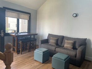 特色平房, 2 间卧室, 厨房, 泳池景观 | 起居区 | 42-英寸LED 电视（配备有线频道）