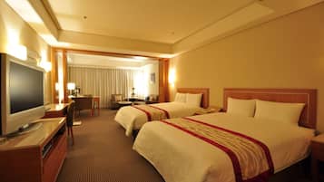 Forward Family Room | In-room safe, desk, blackout drapes, iron/ironing board (on request)