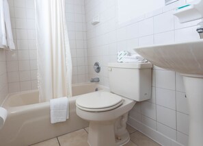 Combined shower/bathtub, towels - Fish Tales Boardwalk Inn (Ocean City)