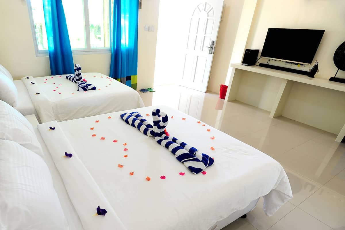 Minibar, in-room safe, blackout drapes, WiFi (free)