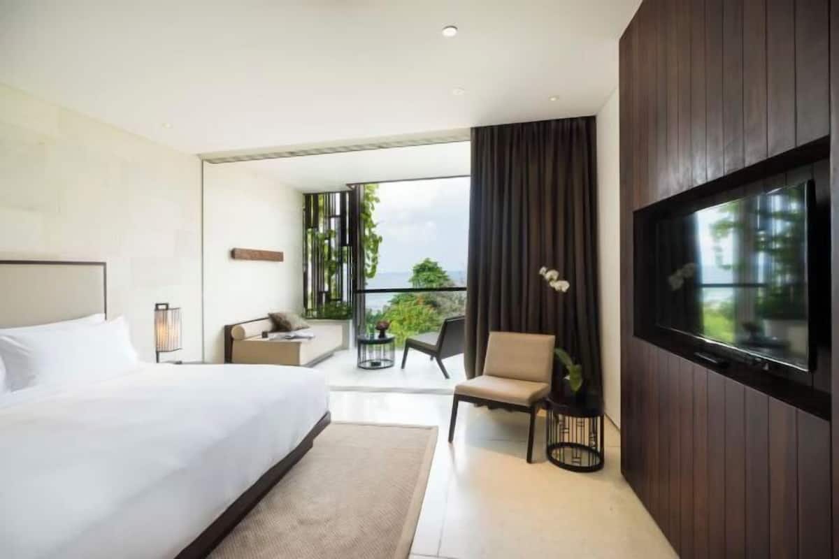 Premium bedding, minibar, in-room safe, blackout curtains