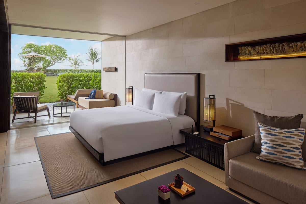 Suite, teras | Seprai premium, minibar, brankas, dan tirai kedap cahaya