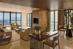 Suite (Beach) | Woonruimte | Een 42-inch ledtelevisie met kabelzenders en een televisie