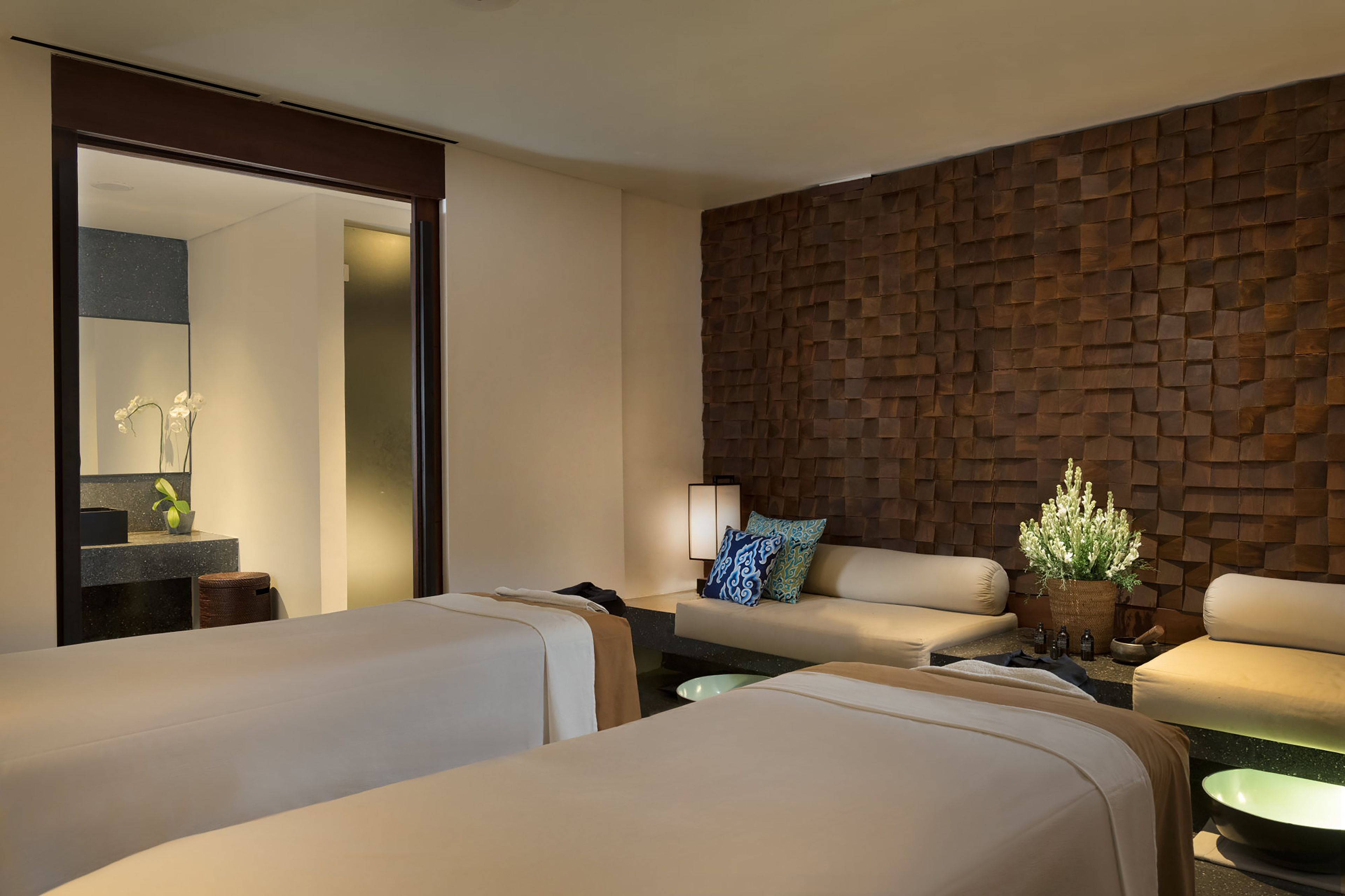 Couples treatment rooms, steam room, body treatments, aromatherapy