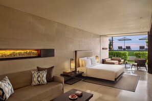 Suite, teras (Alila) | Seprai premium, minibar, brankas, dan tirai kedap cahaya