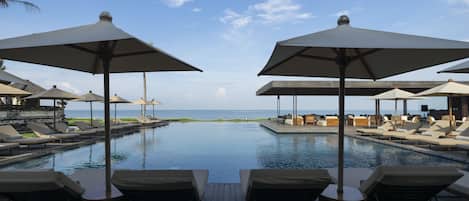 4 outdoor pools, pool loungers