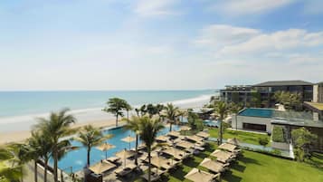 4 outdoor pools, pool loungers