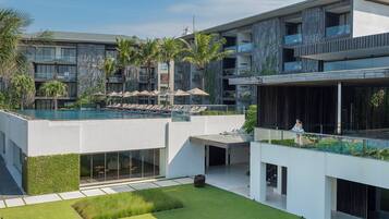 Deluxe Room, 1 King Bed | Premium bedding, minibar, in-room safe, blackout curtains