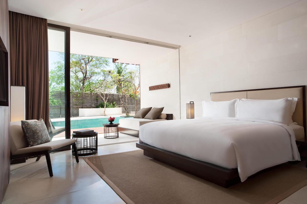 Deluxe Room, 1 King Bed, Pool Access