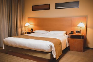 Suite | In-room safe, desk, blackout drapes, iron/ironing board