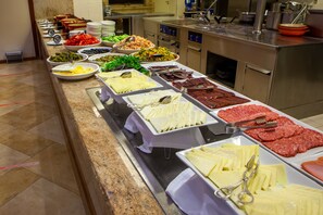 Breakfast, lunch and dinner served - Grand Resort Jermuk (Jermuk)