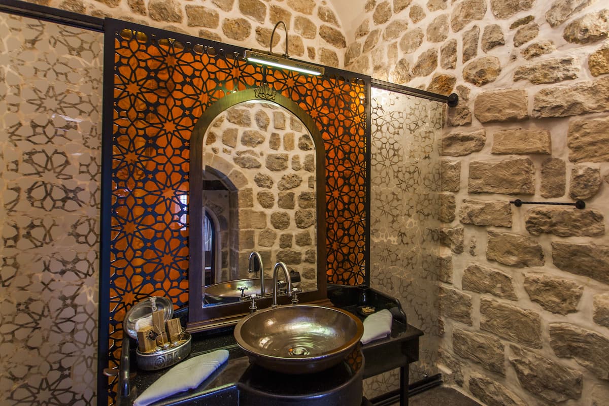 deluxe room (king) | bathroom sink